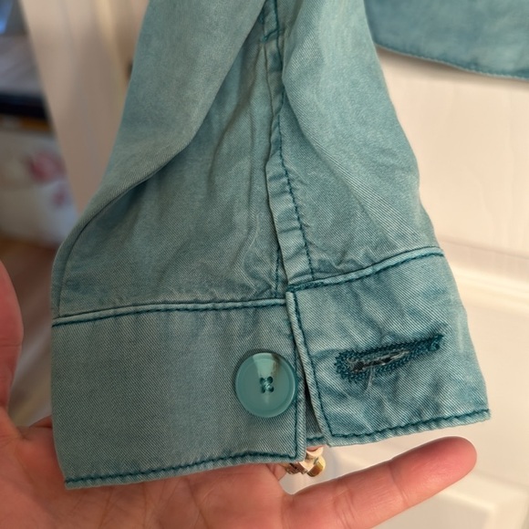 Kut from the Kloth Shirt or Jacket super soft Lyocell material lightweight airy - Picture 4 of 7